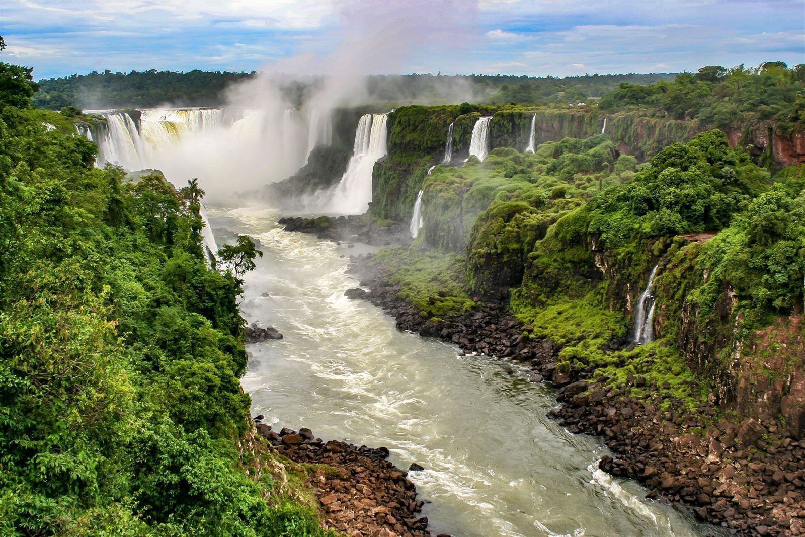 Iguazu Fälle mit Regenwald